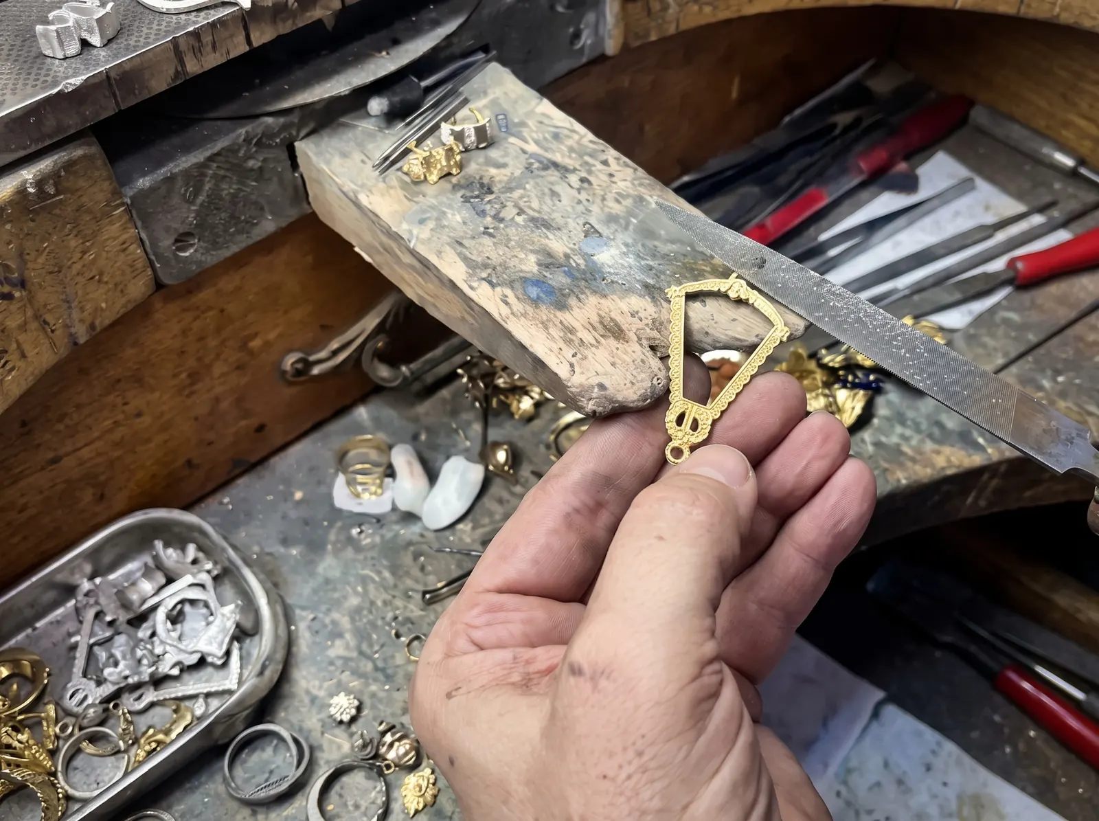 Silueta Virgen del Rocío en oro de 18k · Edición numerada en uso, imagen 5