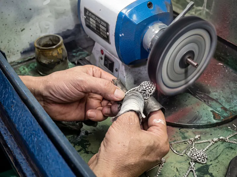 Pulido profesional de una pieza de joyería en el taller