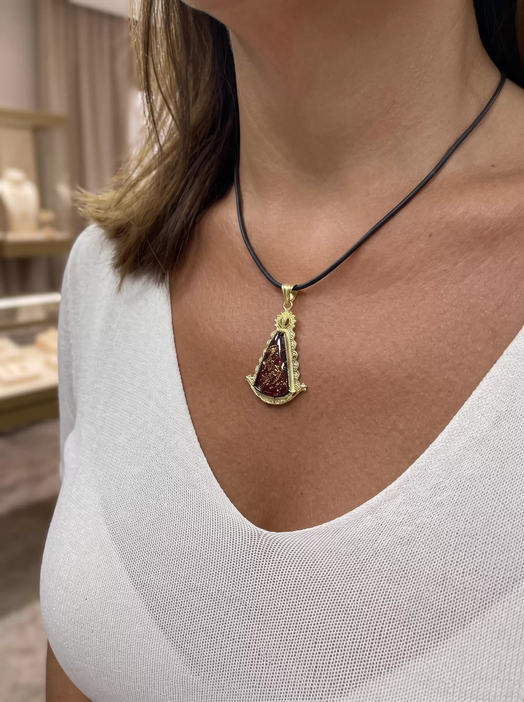 Silueta Virgen del Rocío en Plata con Esmaltado Central en uso, imagen 3