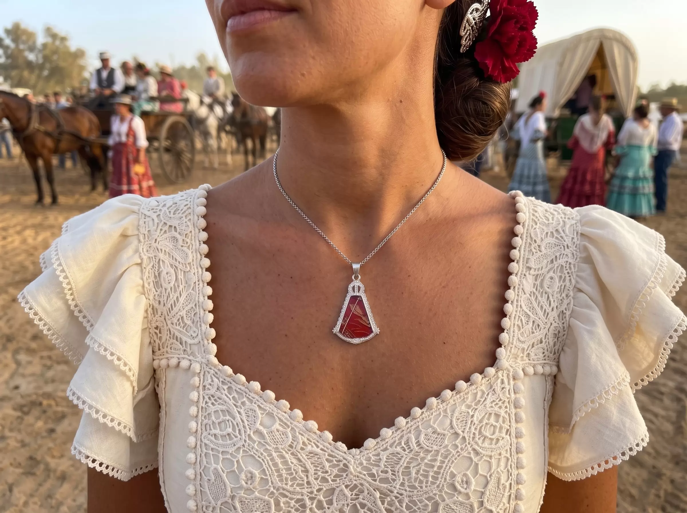 Silueta Virgen del Rocío en Plata con Esmaltado Central en uso, imagen 1