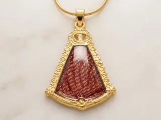 Detalle del colgante Silueta en oro 18K esmaltado